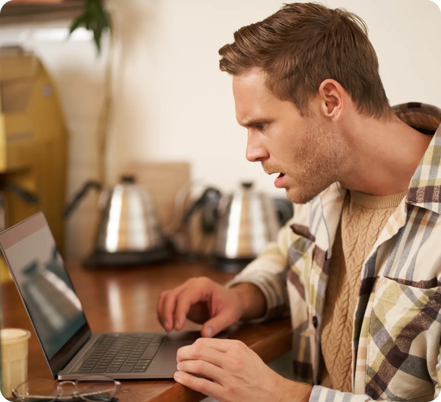 Billede af mand som arbejder med IT